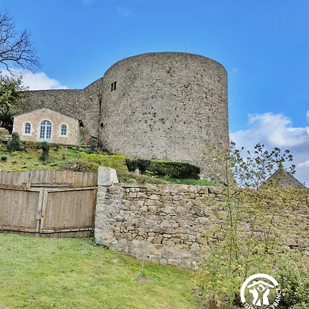 Holiday home Des Cinq Tours Sainte-Suzanne (Mayenne)